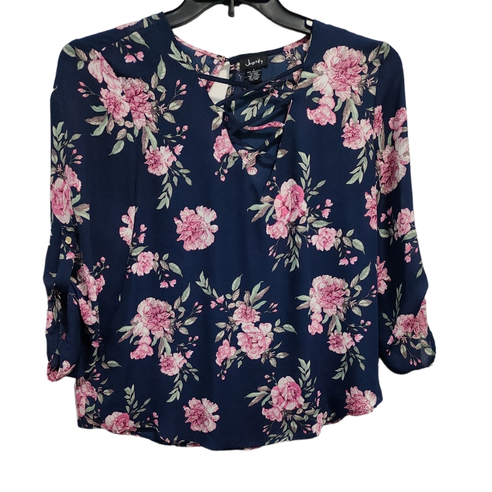 Justify blue top pink flowers long sleeve roll up sleeves with tabs. Sz L